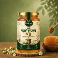 সবুজ ব্যাকগ্রাউন্ডে কাঠের ওপর 'বিশুদ্ধ পণ্য' ব্র্যান্ডের খাঁটি বড়ই ফুলের মধুর কাঁচের জার, পাশে তাজা ফুল, মৌচাক ও গড়ানো মধু সহ কাঠের ডিপার।