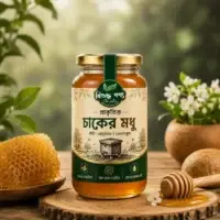 কাঠের ট্রেতে রাখা 'বিশুদ্ধ পণ্য' ব্র্যান্ডের প্রাকৃতিক চাকের মধুর কাঁচের জার, পাশে তাজা মৌচাক ও মধুর ডিপার চামচ।